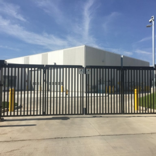 Double swing gate powered