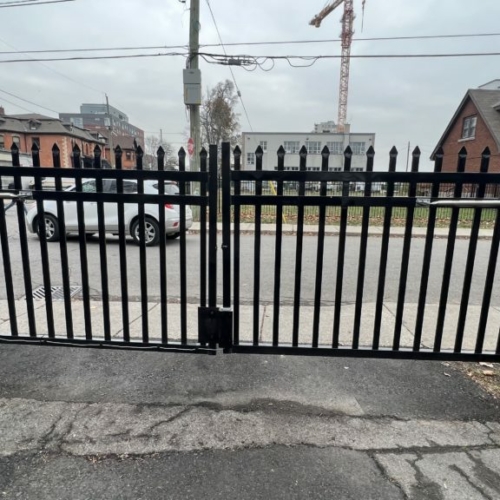 Powered double swing gate